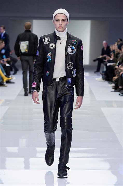 Versace Men’s FW16 Brings Back The Metallic Trend